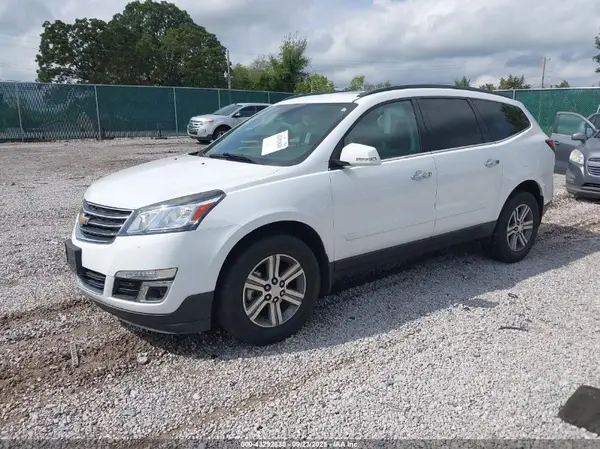 1GNKVHKD8HJ302206 2017 CHEVROLET TRAVERSE - Image 2