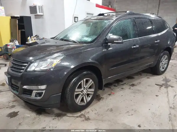 1GNKVHKD9HJ296450 2017 CHEVROLET TRAVERSE - Image 2