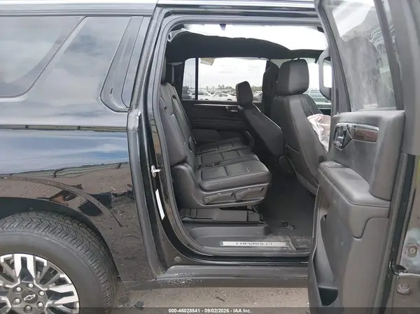 2025 CHEVROLET SUBURBAN auction photo 8