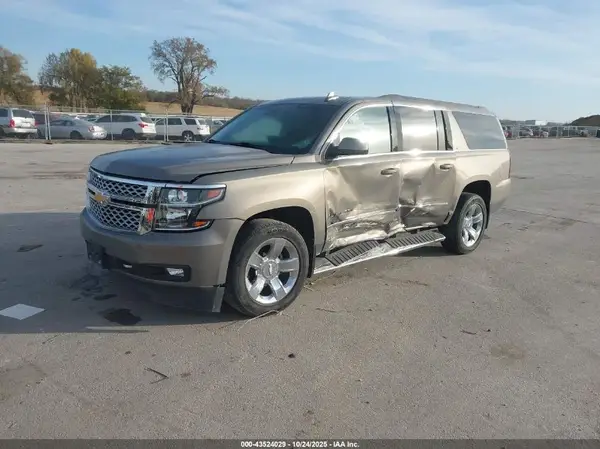 1GNSKHKC5HR303976 2017 CHEVROLET SUBURBAN - Image 2