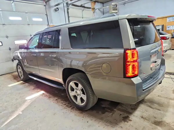 1GNSKHKC8KR261097 2019 CHEVROLET SUBURBAN - Image 2