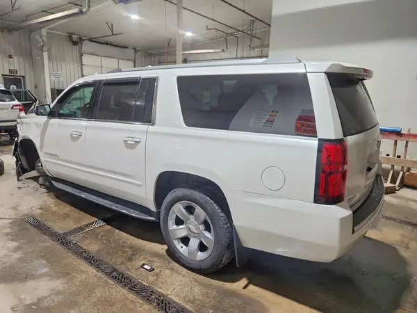 1GNSKJKC0HR327898 2017 CHEVROLET SUBURBAN - Image 2