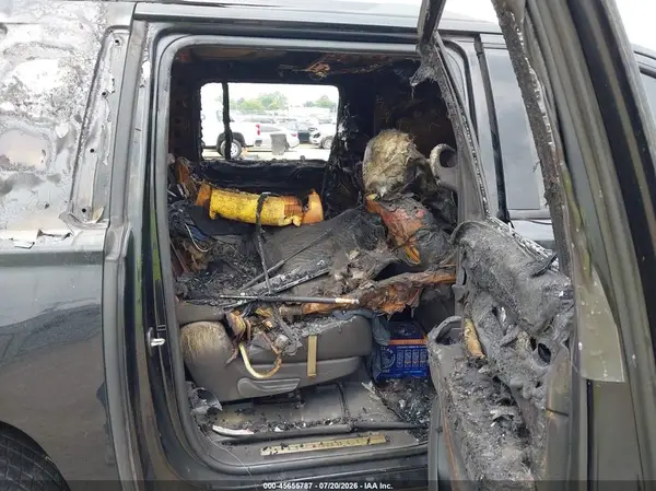 1GNSKJKC7JR275319 2018 CHEVROLET SUBURBAN - Image 8