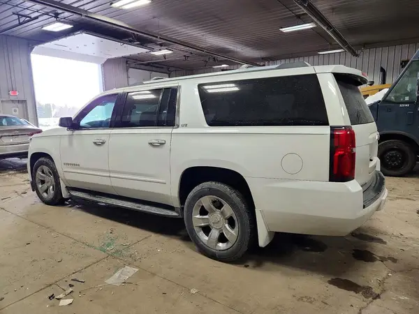 1GNSKJKC9GR274875 2016 CHEVROLET SUBURBAN - Image 2