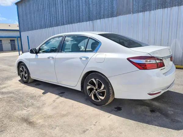 1HGCR2F34HA177383 2017 HONDA ACCORD - Image 2