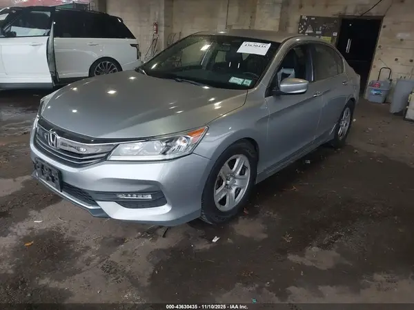 1HGCR2F55HA137413 2017 HONDA ACCORD - Image 2