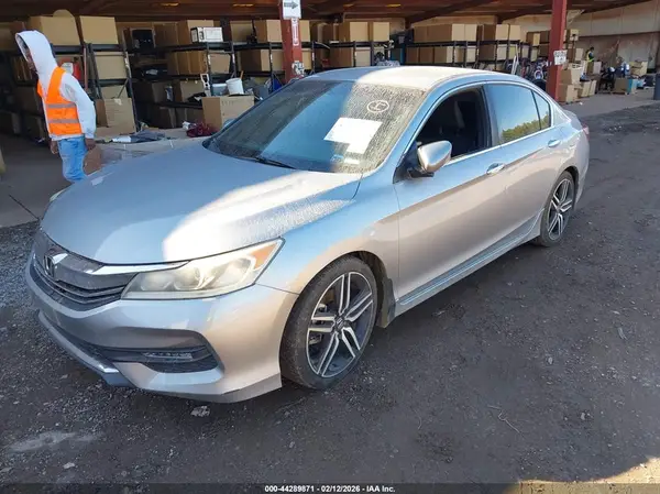 1HGCR2F58HA206756 2017 HONDA ACCORD - Image 2