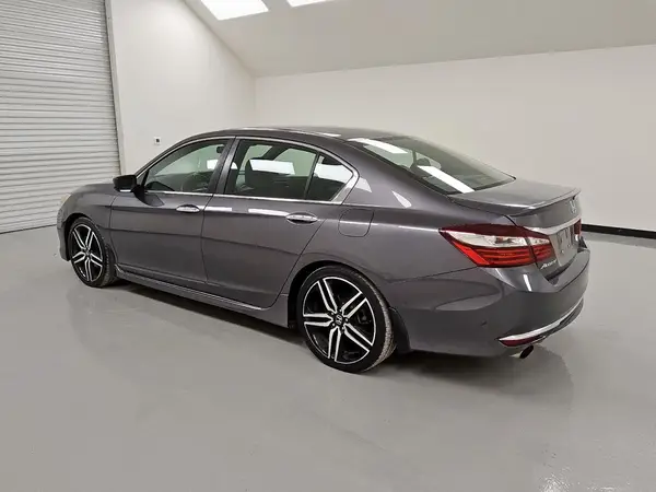 1HGCR2F5XHA000189 2017 HONDA ACCORD - Image 2