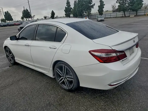 1HGCR2F5XHA037811 2017 HONDA ACCORD - Image 2