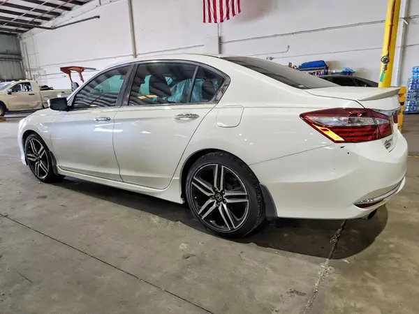 1HGCR2F67HA183351 2017 HONDA ACCORD - Image 2