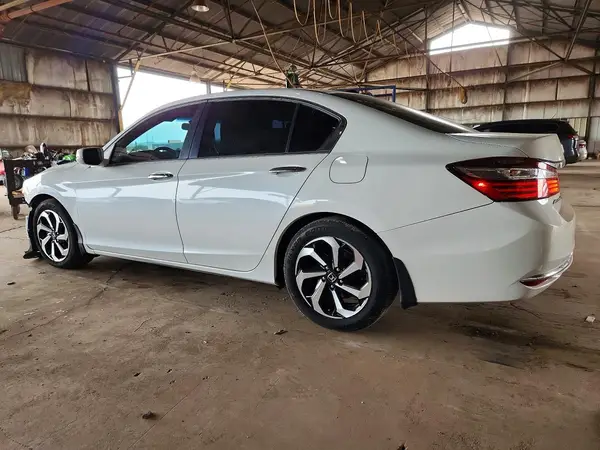 1HGCR2F73HA044665 2017 HONDA ACCORD - Image 2