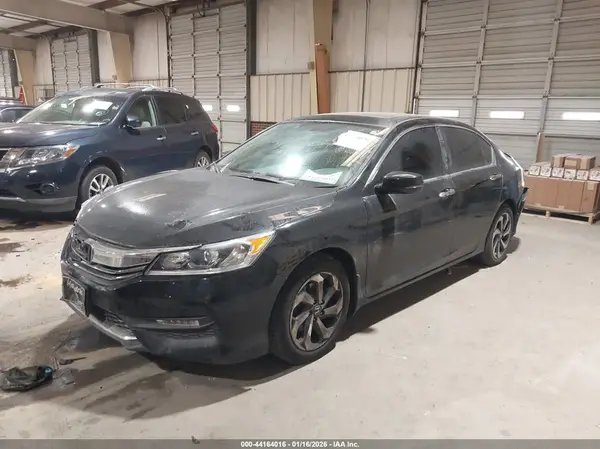 1HGCR2F77HA303058 2017 HONDA ACCORD - Image 2