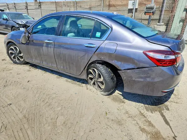 1HGCR2F89HA000758 2017 HONDA ACCORD - Image 2
