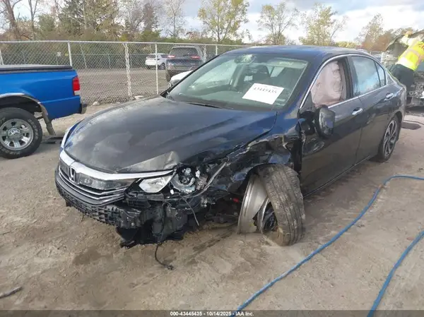 1HGCR2F8XHA197620 2017 HONDA ACCORD - Image 2