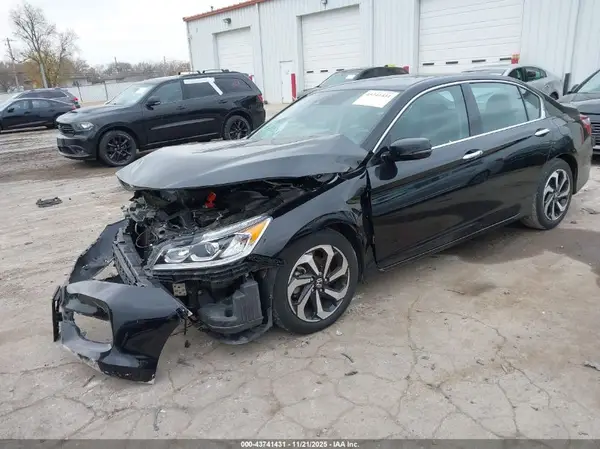 1HGCR3F00HA000700 2017 HONDA ACCORD - Image 2