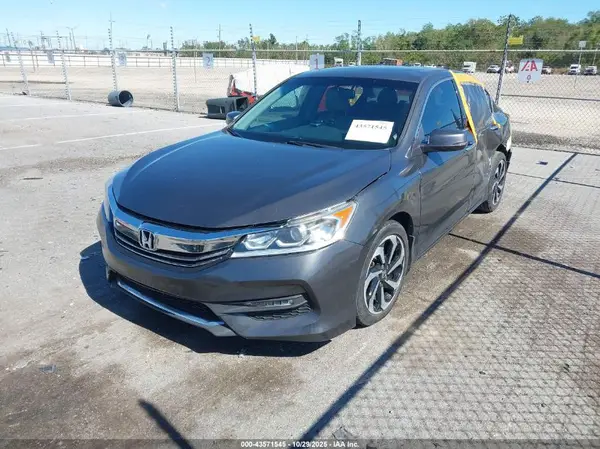 1HGCR3F81HA010545 2017 HONDA ACCORD - Image 2