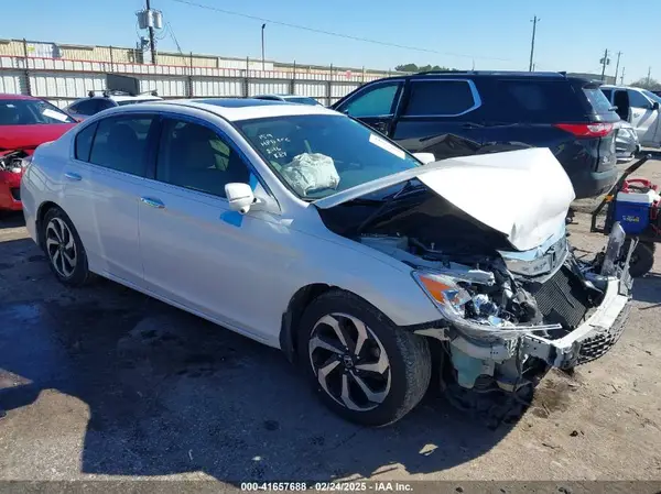 1HGCR3F82HA028455 2017 HONDA ACCORD - Image 1