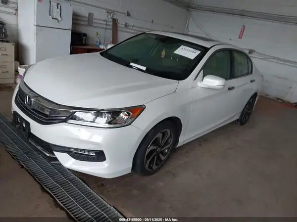 1HGCR3F84HA011933 2017 HONDA ACCORD - Image 2
