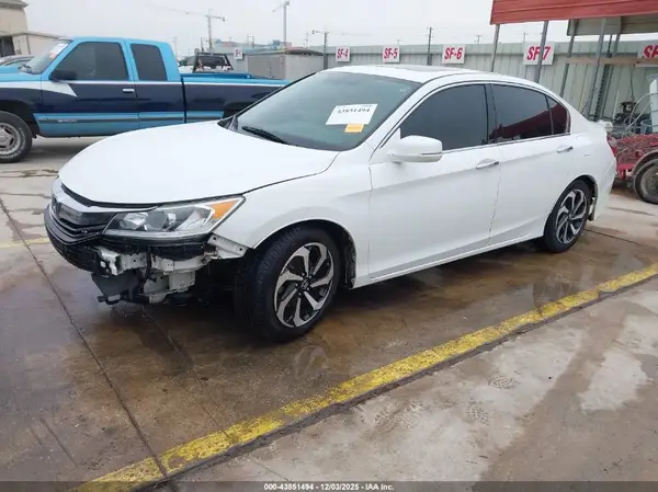 1HGCR3F84HA025864 2017 HONDA ACCORD - Image 2