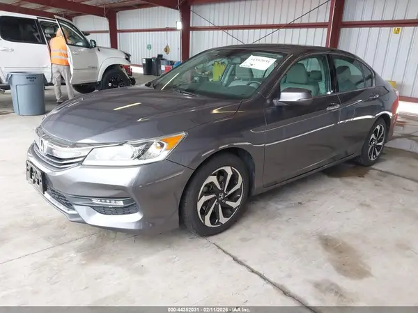 1HGCR3F8XHA004484 2017 HONDA ACCORD - Image 2