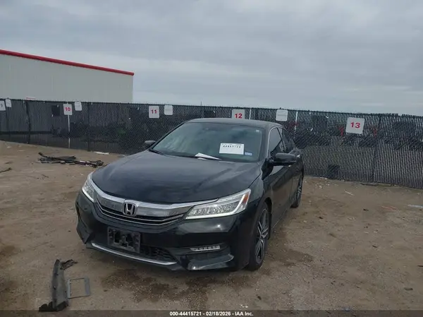1HGCR3F95HA003882 2017 HONDA ACCORD - Image 2