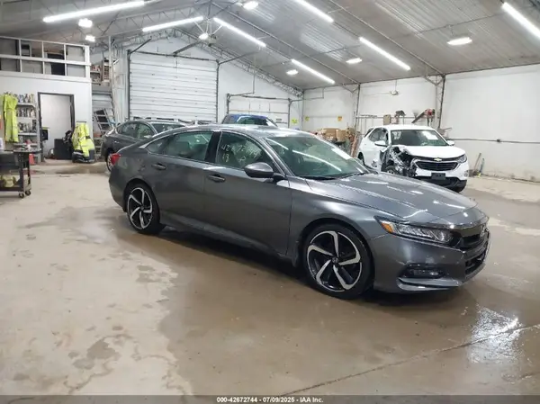 1HGCV2E35JA010825 2018 HONDA ACCORD - Image 1