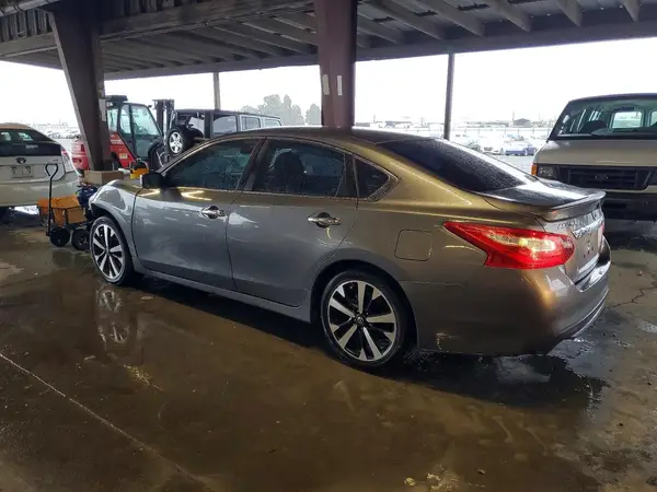 1N4AL3AP0JC233939 2018 NISSAN ALTIMA - Image 2