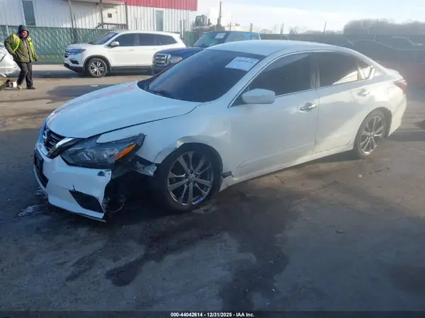 1N4AL3AP1JC140136 2018 NISSAN ALTIMA - Image 2
