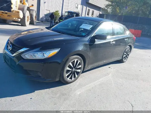 1N4AL3AP1JC240656 2018 NISSAN ALTIMA - Image 2