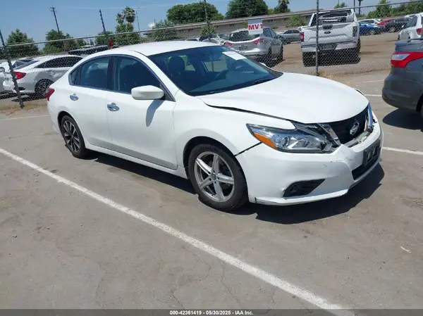 1N4AL3AP1JC262575 2018 NISSAN ALTIMA - Image 1