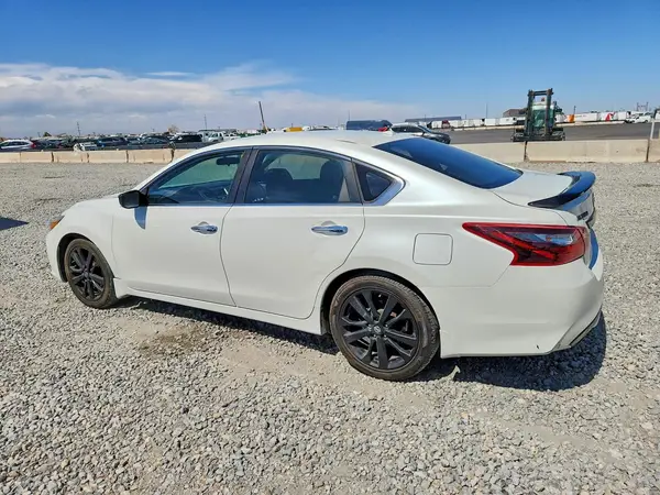 1N4AL3AP3JC215242 2018 NISSAN ALTIMA - Image 2