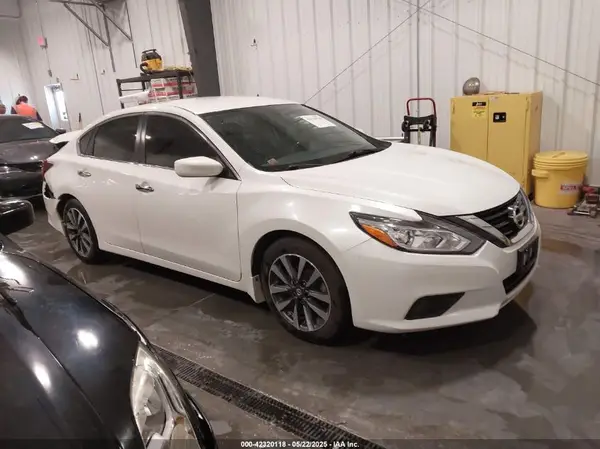 1N4AL3AP4HC215857 2017 NISSAN ALTIMA - Image 1