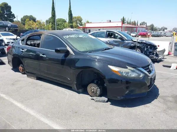 1N4AL3AP4HC233517 2017 NISSAN ALTIMA - Image 1