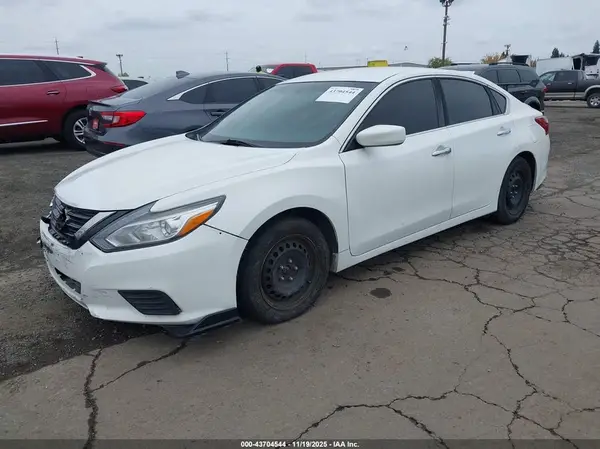 1N4AL3AP4JC211359 2018 NISSAN ALTIMA - Image 2