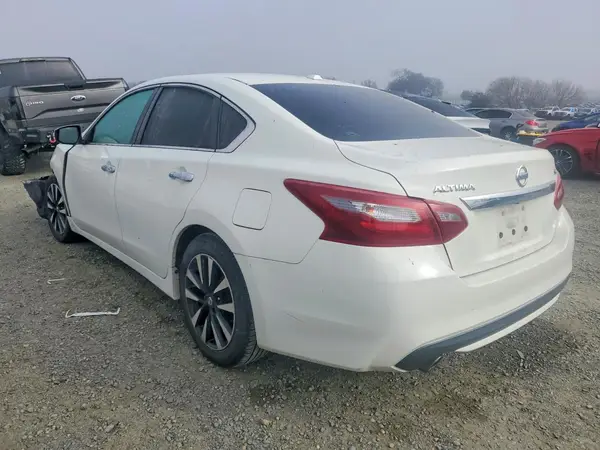1N4AL3AP7JC167213 2018 NISSAN ALTIMA - Image 2
