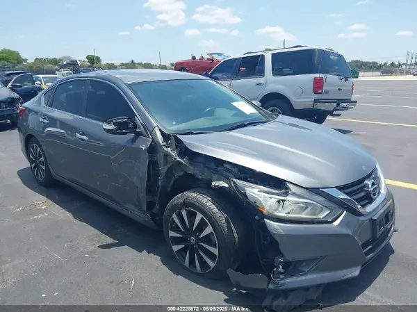 1N4AL3AP7JC229757 2018 NISSAN ALTIMA - Image 1