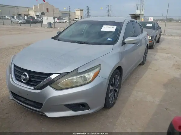 1N4AL3AP8HC122114 2017 NISSAN ALTIMA - Image 2
