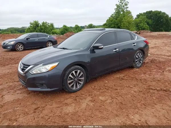 1N4AL3AP8HC136403 2017 NISSAN ALTIMA - Image 2