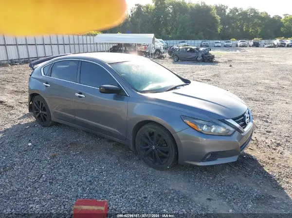 1N4AL3AP8HC242771 2017 NISSAN ALTIMA - Image 1