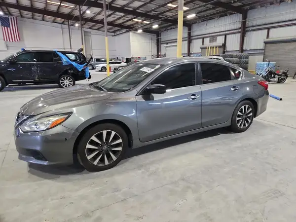 1N4AL3AP8HC256895 2017 NISSAN ALTIMA - Image 1