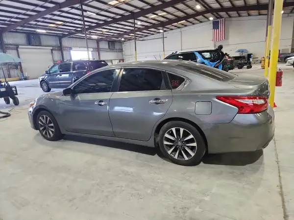 1N4AL3AP8HC256895 2017 NISSAN ALTIMA - Image 2