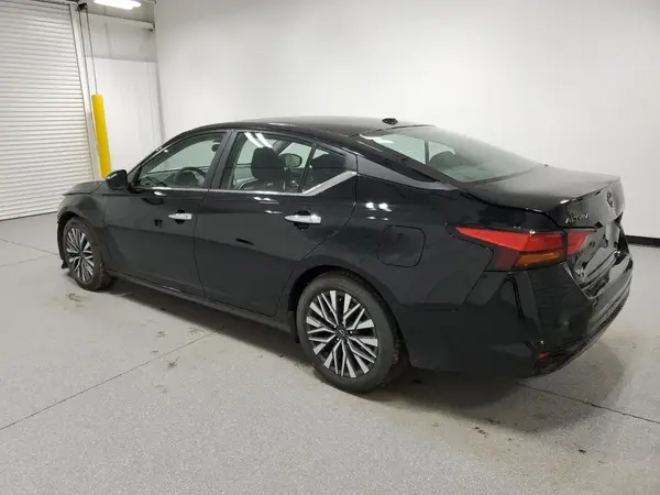 1N4BL4DV1SN321697 2025 NISSAN ALTIMA - Image 2