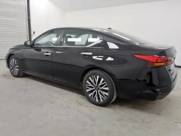 1N4BL4DV2SN372433 2025 NISSAN ALTIMA - Image 2