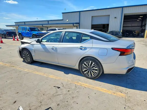 1N4BL4DV7RN392557 2024 NISSAN ALTIMA - Image 2