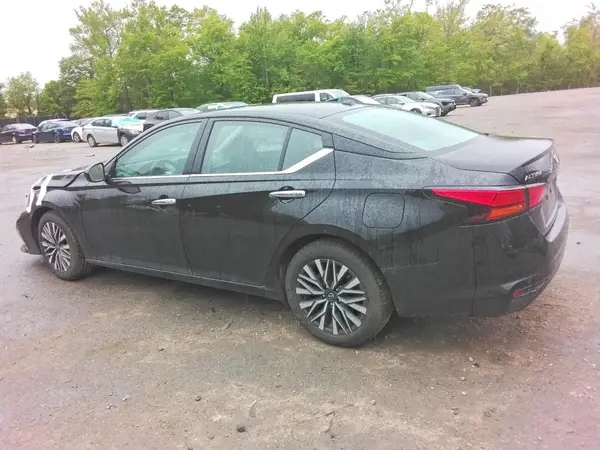 1N4BL4DV8SN370315 2025 NISSAN ALTIMA - Image 2
