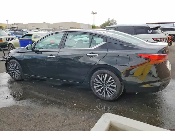 1N4BL4DV8SN384635 2025 NISSAN ALTIMA - Image 2