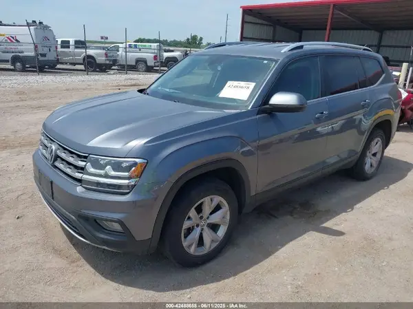 1V2KR2CA2JC585922 2018 VOLKSWAGEN ATLAS - Image 2