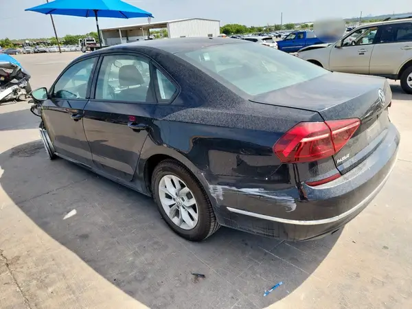1VWAA7A30JC012147 2018 VOLKSWAGEN PASSAT - Image 2