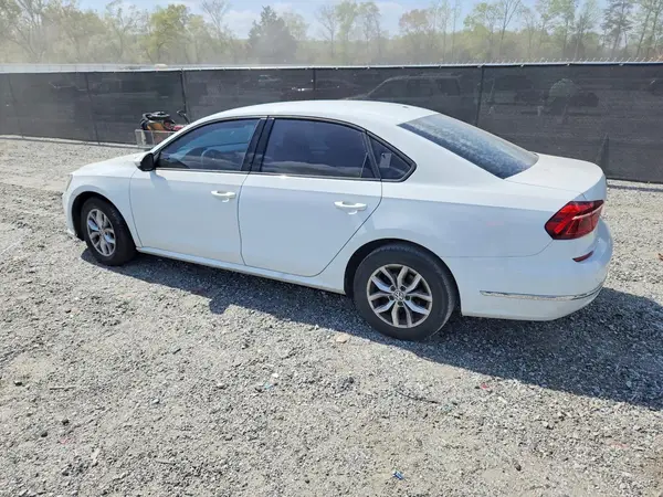 1VWAA7A32JC023876 2018 VOLKSWAGEN PASSAT - Image 2
