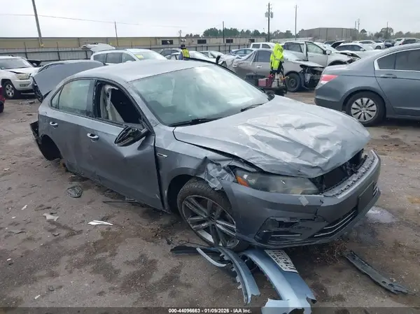 1VWAA7A32JC033484 2018 VOLKSWAGEN PASSAT - Image 1